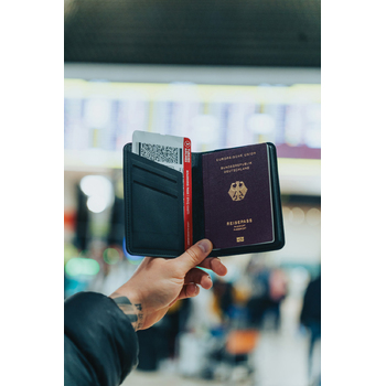 Обложка для паспорта Travelfinder с технологией Find My